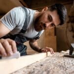 carpinteiro-cortando-placa-de-mdf-dentro-da-oficina_23-2149451110